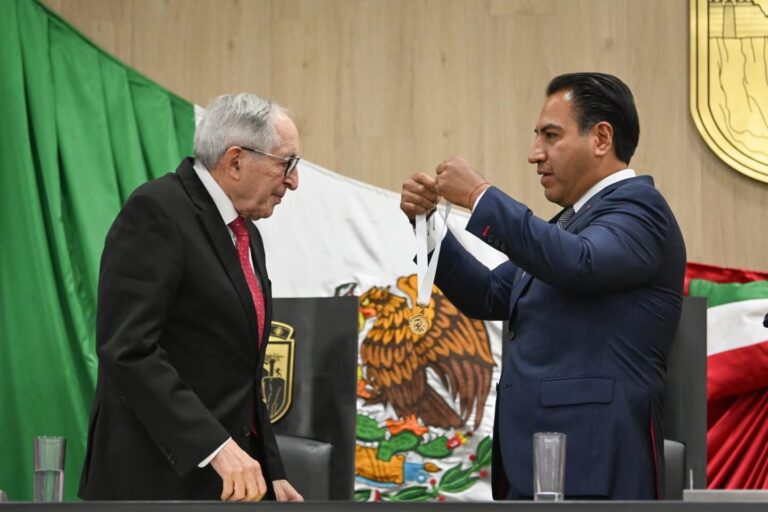 Eduardo Ramírez impone medalla “Dr. Manuel Velasco Suárez” al Dr. David Kershenobich
