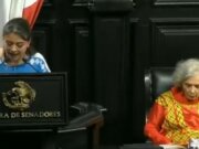 Oposición abuchea a senadora Sasil de León por defender militarización en entrega de medalla a Poniatowska