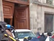 Normalistas de Ayotzinapa derriban puerta de Palacio Nacional