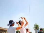 Tabasqueños observan eclipse solar en plaza de La Revolución