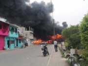 Incendio devora tianguis en Tacotalpa