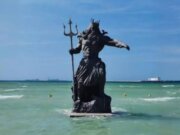 Clausura la Profepa estatua de Poseidón en playas de Progreso, Yucatán
