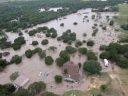 Inundaciones en Texas dejan 50 muertos y decenas de desaparecidos