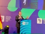 Denuncia Alejandro Moreno persecución política en México durante cumbre de partidos africanos