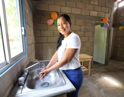 Entregan casas dignas a familias de 26 comunidades de Jalpa de Méndez